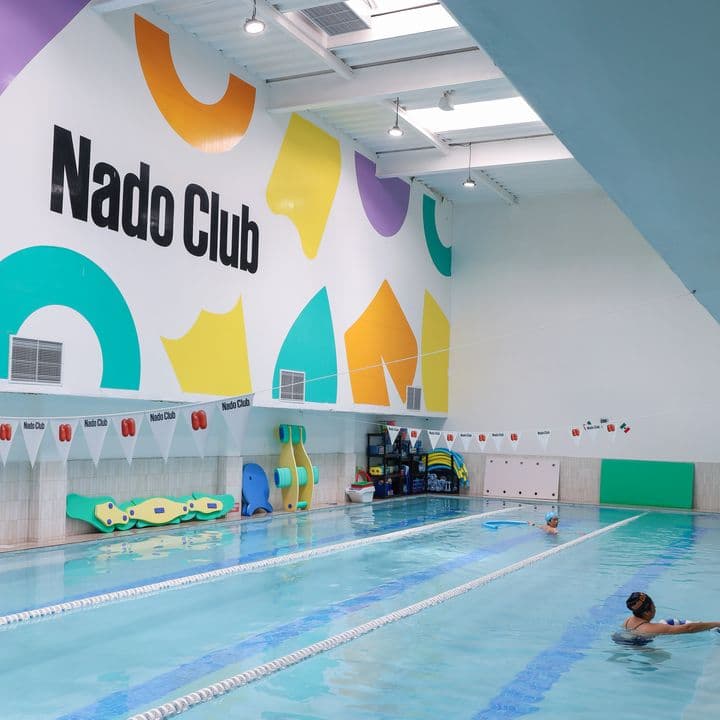 La alberca de Nado Club con su mural de colores