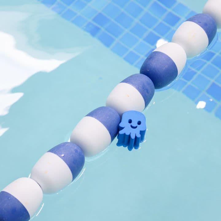 Detalle de un carril con un pulpo azul