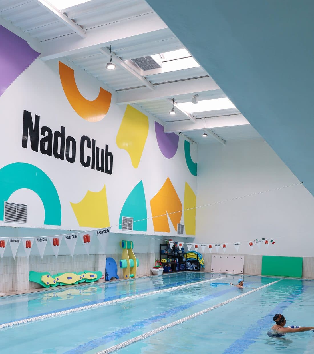 La alberca de Nado Club, con su mural de colores