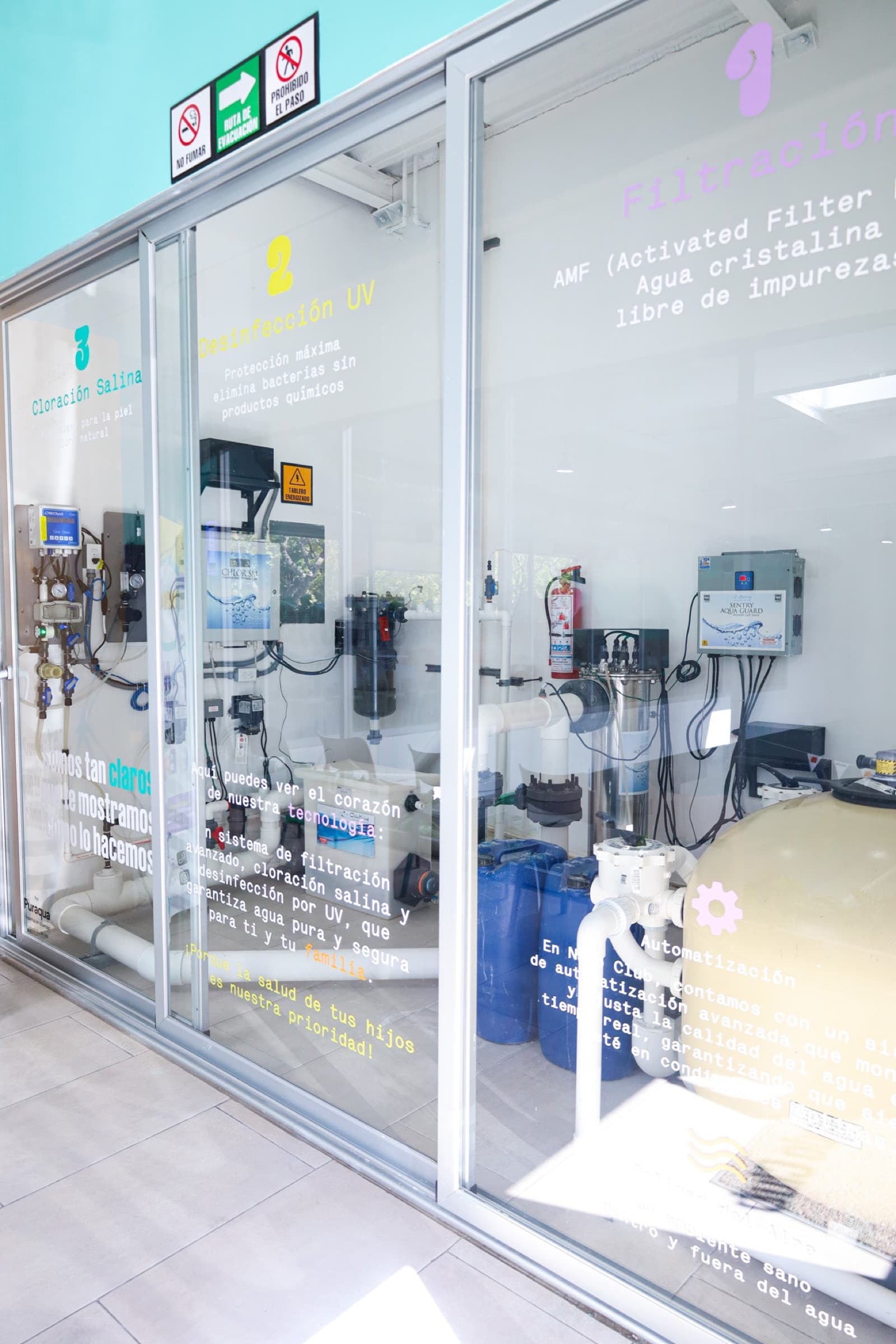 Cuarto de tratamiento del agua visible desde la recepción